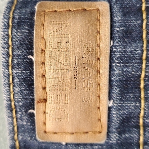 DENIZEN LEVIS MODERN SHORTS. Size 6, waist 28. Inseam 4". - Picture 5 of 10